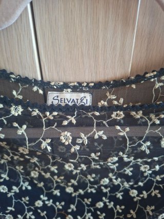 Top de encaje floral negro y dorado