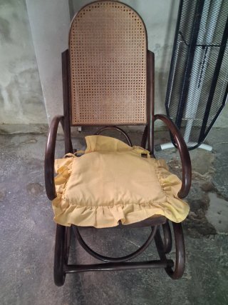 Mecedora de rejilla con cojín