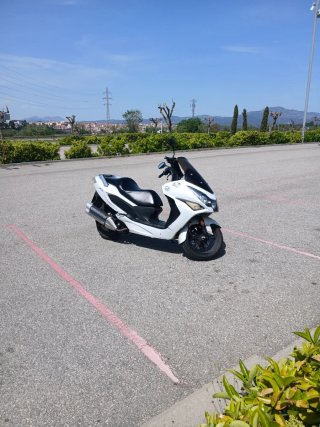 Daelim S3 125 Maxi Scooter Negra y Blanca