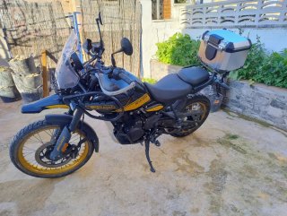 Royal Enfield Himalayan 450 Negra/Dorada