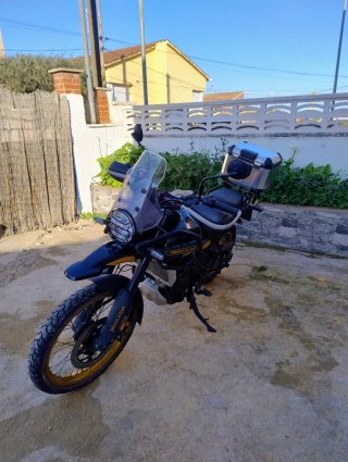 Royal Enfield Himalayan 450 Negra/Dorada
