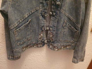 Chaqueta vaquera con bordado floral