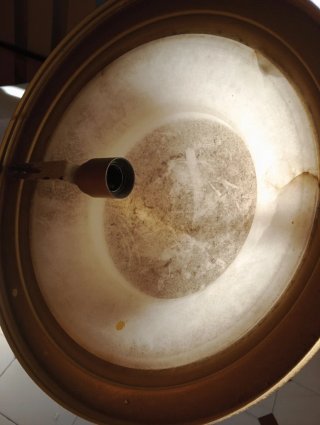 Lámpara de pie dorada con pantalla blanca