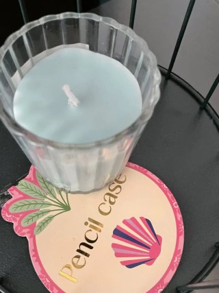 Jaula de metal con una vela aromática