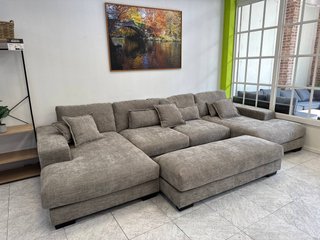 Sofá rinconera gigante con puff 365cm