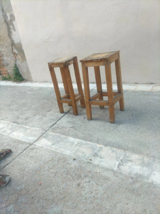 Taburetes de madera antiguos