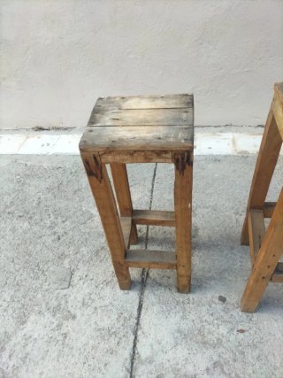 Taburetes de madera antiguos