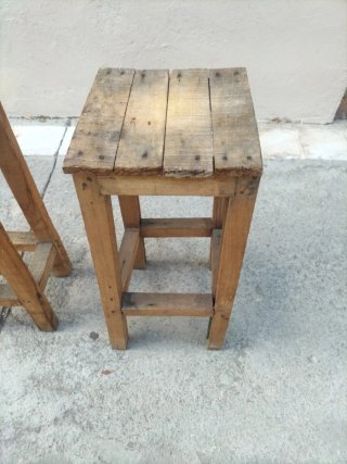 Taburetes de madera antiguos
