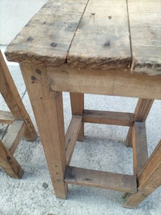 Taburetes de madera antiguos