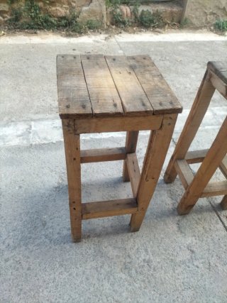 Taburetes de madera antiguos