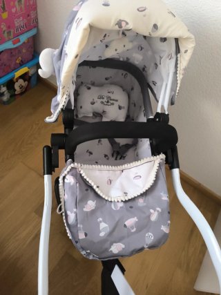 Carrito de bebé de juguete