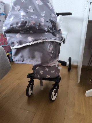 Carrito de bebé de juguete