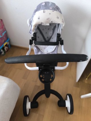 Carrito de bebé de juguete