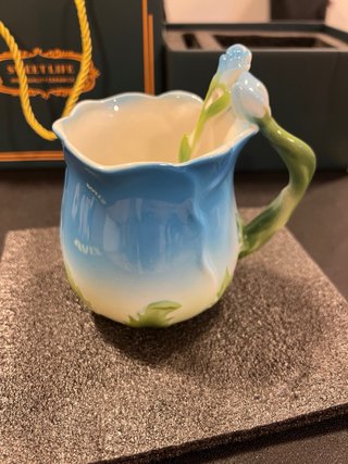 Taza de cerámica con diseño de flor