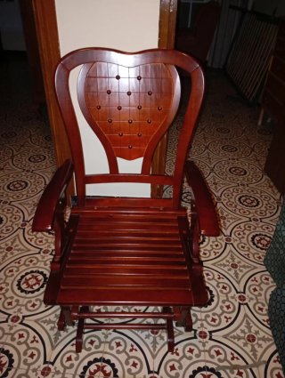 Mecedora de madera con cojines