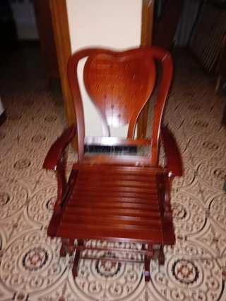 Mecedora de madera con cojines