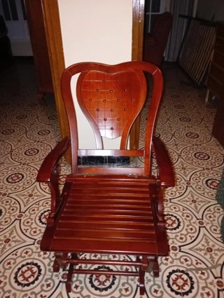 Mecedora de madera con cojines