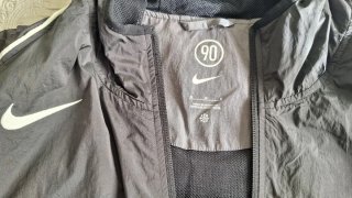 Chaqueta Deportiva Nike Gris y Negra con Capucha