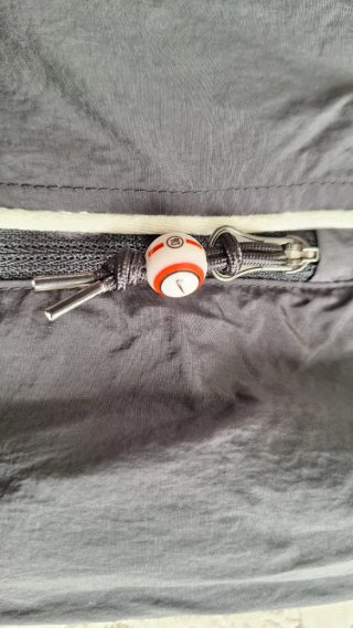 Chaqueta Deportiva Nike Gris y Negra con Capucha