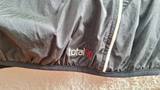 Chaqueta Deportiva Nike Gris y Negra con Capucha