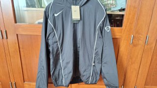Chaqueta Deportiva Nike Gris y Negra con Capucha