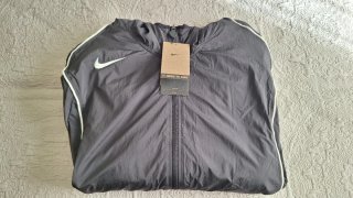 Chaqueta Deportiva Nike Gris y Negra con Capucha