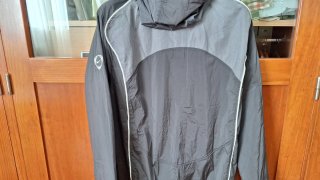 Chaqueta Deportiva Nike Gris y Negra con Capucha