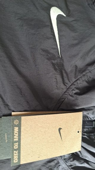 Chaqueta Deportiva Nike Gris y Negra con Capucha