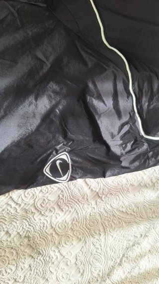 Chaqueta Deportiva Nike Gris y Negra con Capucha