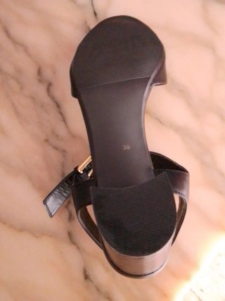 Sandalias de tacón negras, de la marca Fosco.