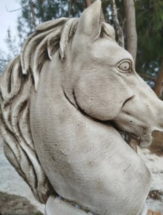 Figura caballo de piedra beige/gris
