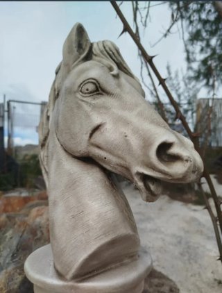 Figura caballo de piedra beige/gris