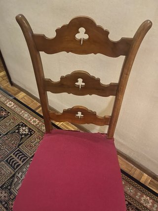 6 Sillas de madera macizas de nogal.