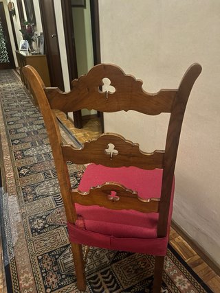6 Sillas de madera macizas de nogal.