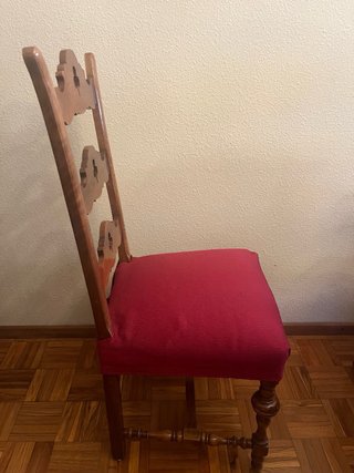 6 Sillas de madera macizas de nogal.