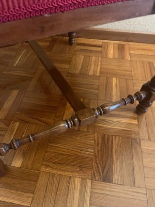 6 Sillas de madera macizas de nogal.