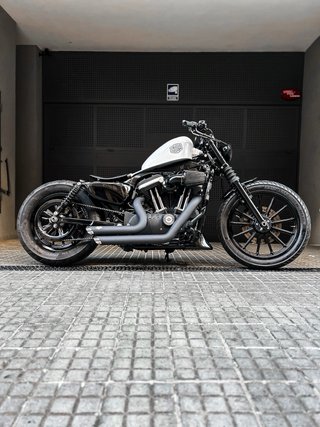 Harley Davidson Sportster Iron 883 Negra/Blanca