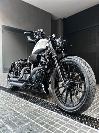 Harley Davidson Sportster Iron 883 Negra/Blanca