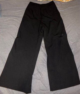 Pantalones negros anchos con botones dorados