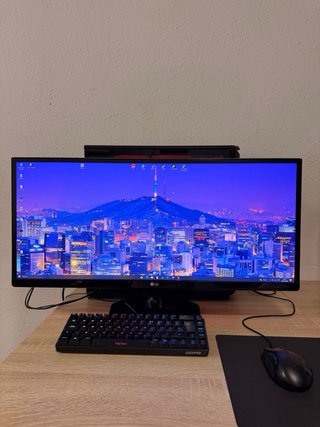 Ordenador sobre mesa + pantalla  LG ultrawide
