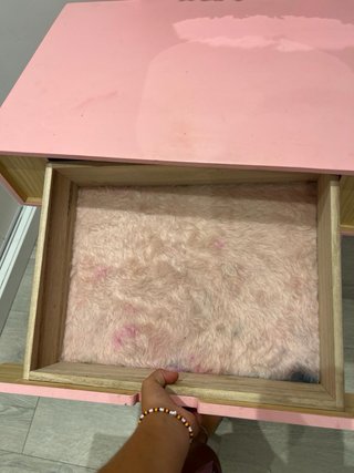 Tocador rosa de madera con espejo