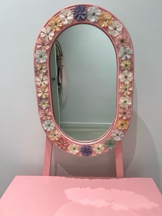 Tocador rosa de madera con espejo