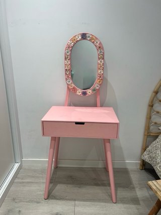 Tocador rosa de madera con espejo