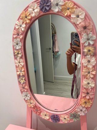 Tocador rosa de madera con espejo