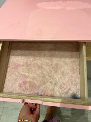 Tocador rosa de madera con espejo