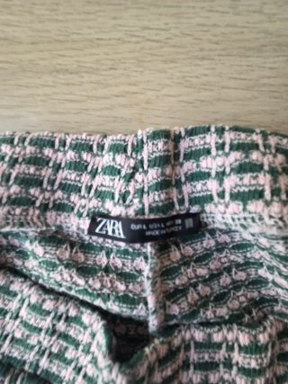 Pantalón Zara estampado verde y rosa