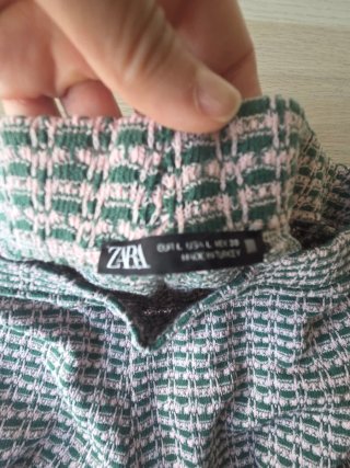 Pantalón Zara estampado verde y rosa