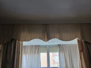 Cortinas de salón beige y naranja con flores