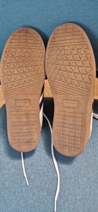 Deportivas Hummel blancas y negras