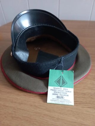 Gorro plato ruso con insignia